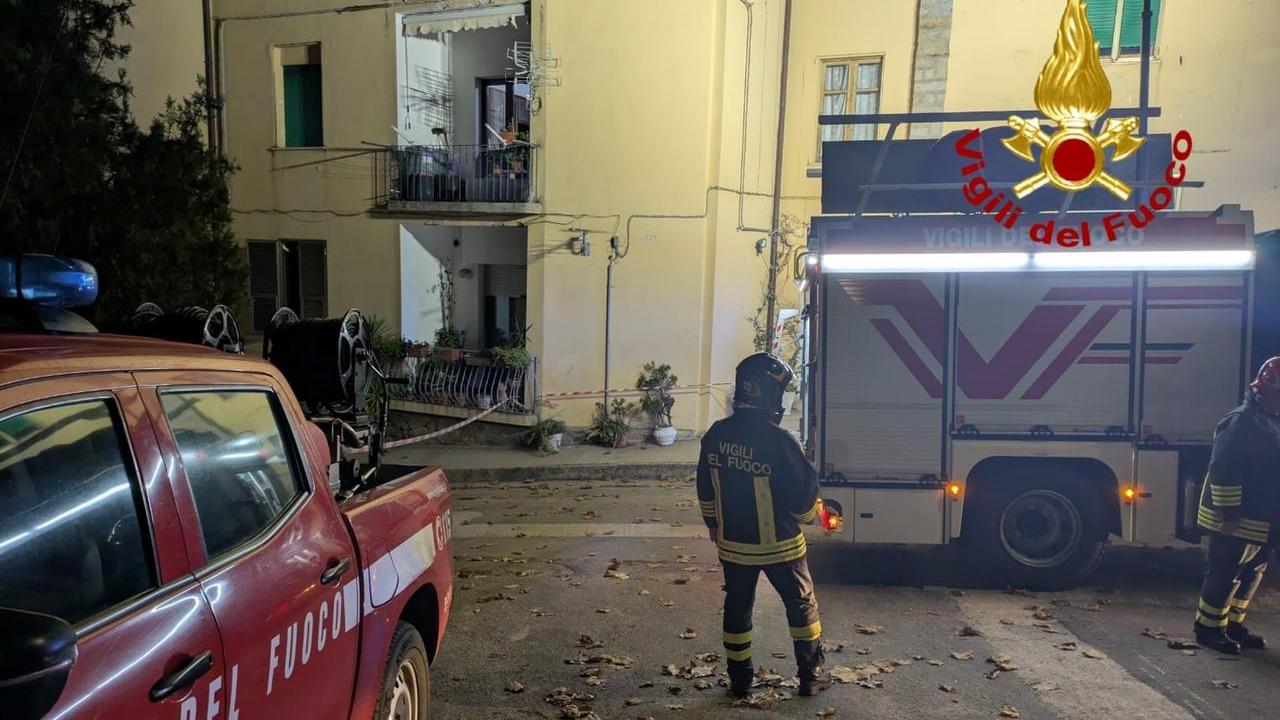 Tempio, cede il tetto di una palazzina: evacuate tre famiglie