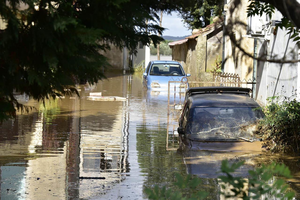 
	Auto sott'acqua dopo un'alluvione in Toscana


