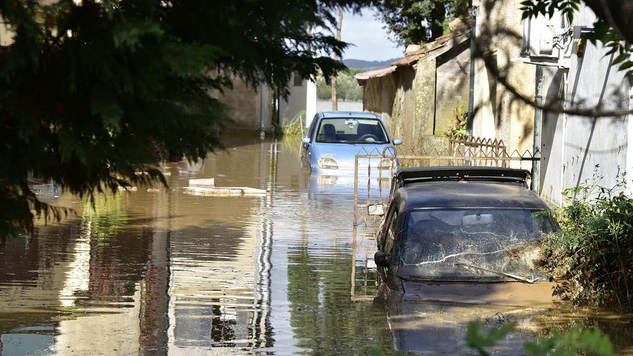 Auto sott'acqua dopo un'alluvione in Toscana