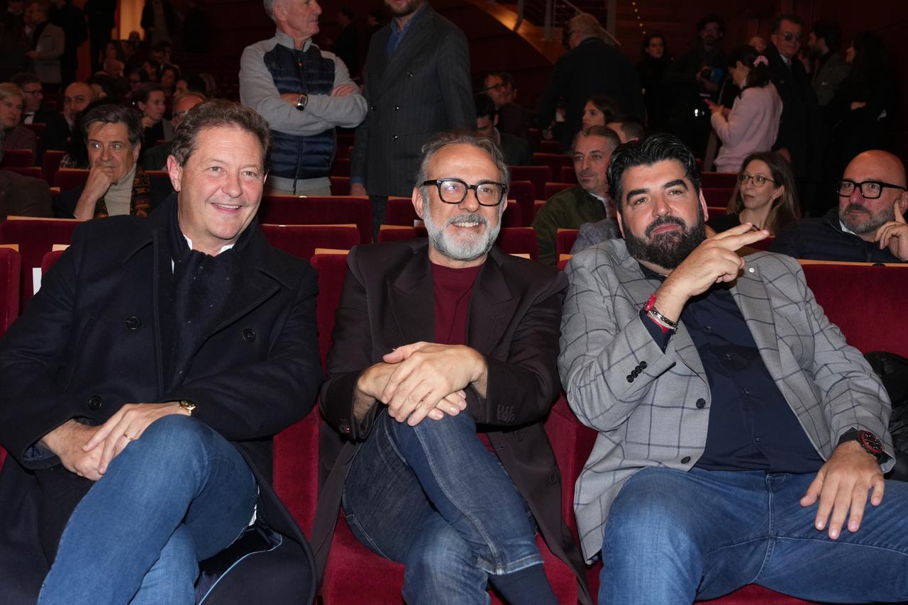 
	Massimo Bottura (al centro) al teatro Arcimboldi

