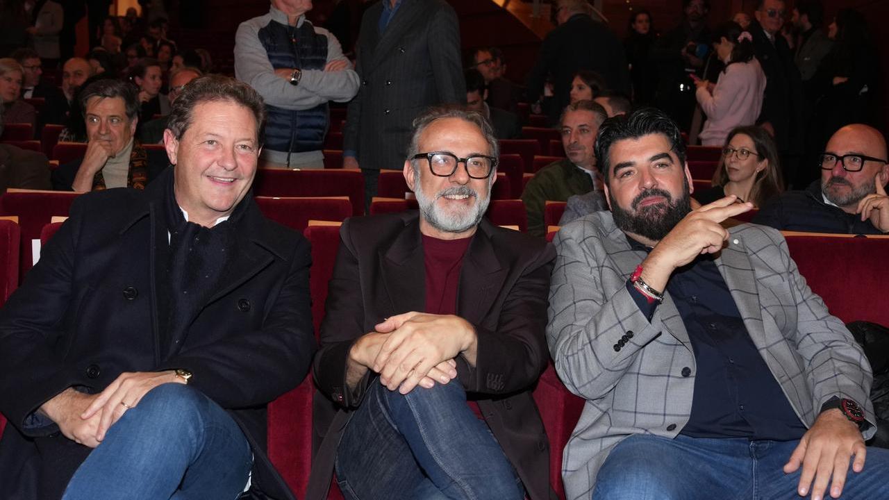 Massimo Bottura (al centro) al teatro Arcimboldi