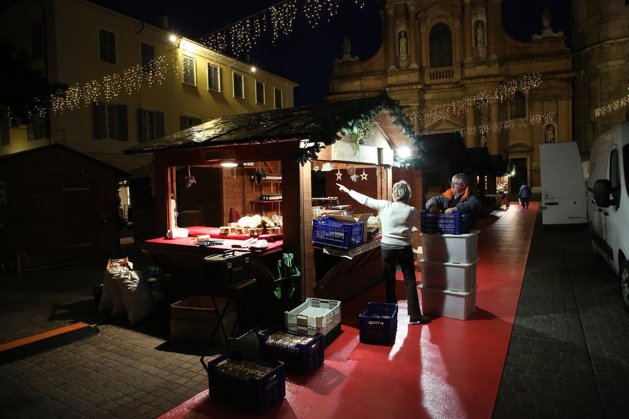 Il Natale si accende a Reggio Emilia: apre il mercatino in piazza San Prospero