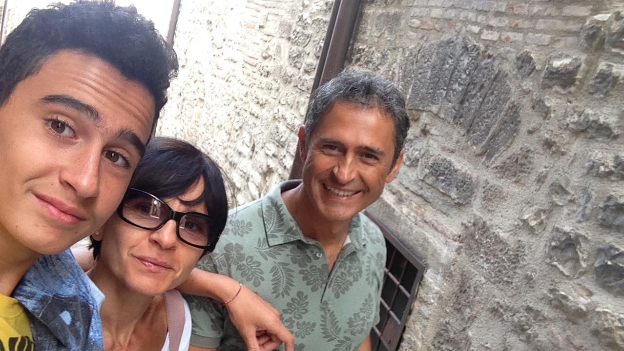 Da sinistra Jacopo con la mamma Ombretta e il padre Andrea