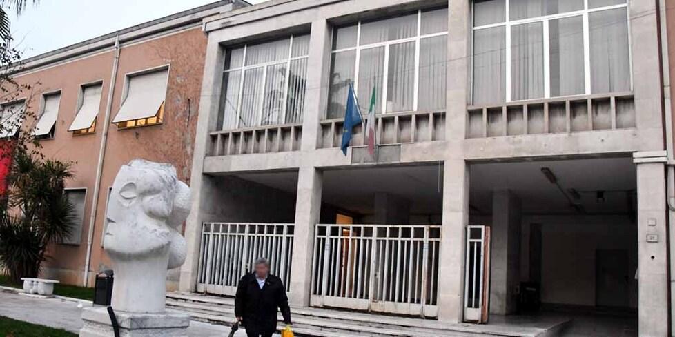 
	Il portico del Distretto sanitario di Avenza dove &egrave; stato trovato morto il clochard

