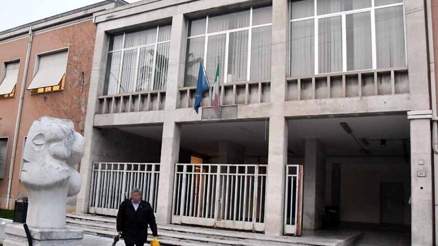 Il portico del Distretto sanitario di Avenza dove è stato trovato morto il clochard