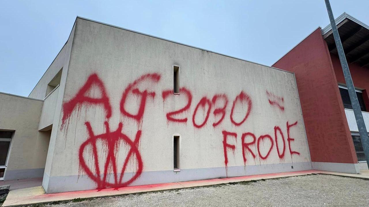 Scritte no vax a Cento, il sindaco: «Parole ignobili, denuncio»