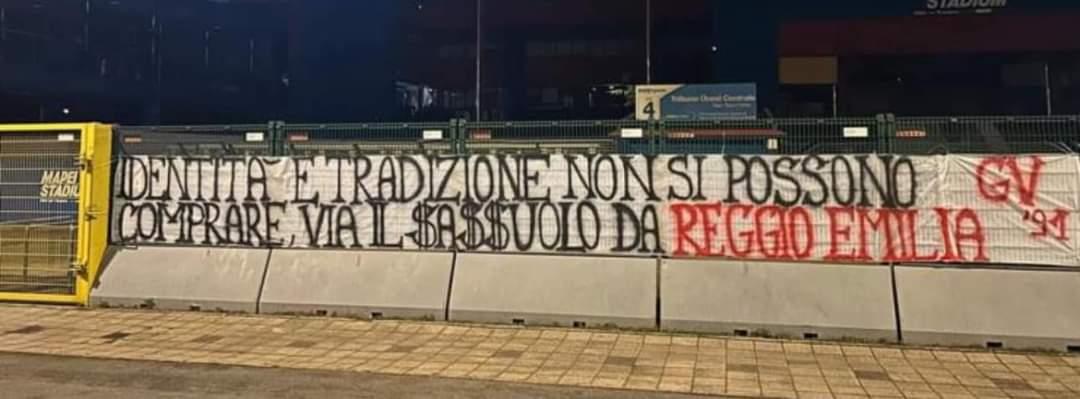 Lo striscione dei tifosi granata parla dello stadio: “Identità e tradizioni non si possono comprare”