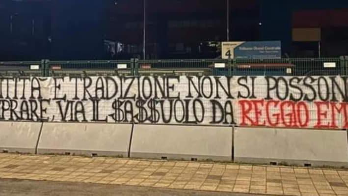 Lo striscione dei tifosi granata parla dello stadio: “Identità e tradizioni non si possono comprare”