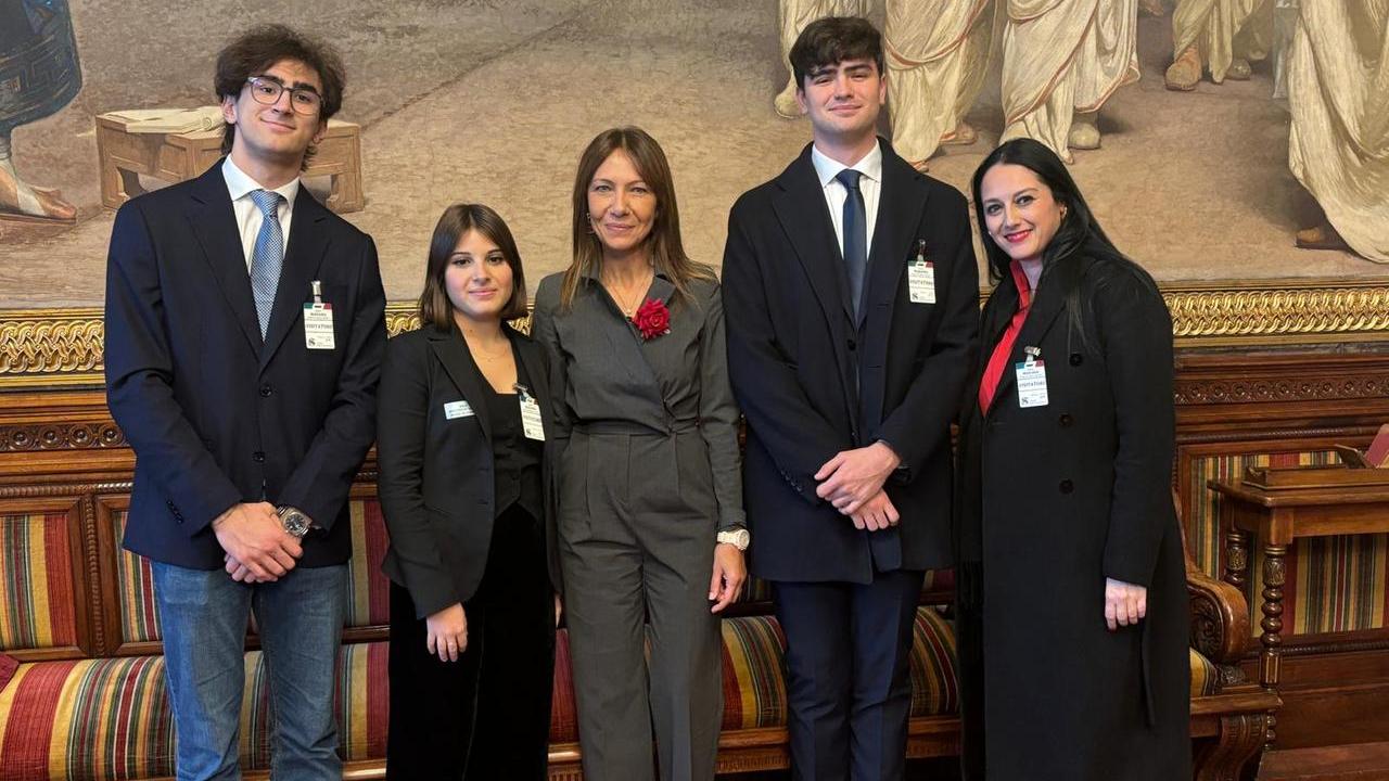 Da sinistra lo studente Enrico Mele, la studentessa Emma Achenza, la senatrice Sabrina Licheri, lo studente Antonio Manca e la regista Viola Ledda a Palazzo Madama