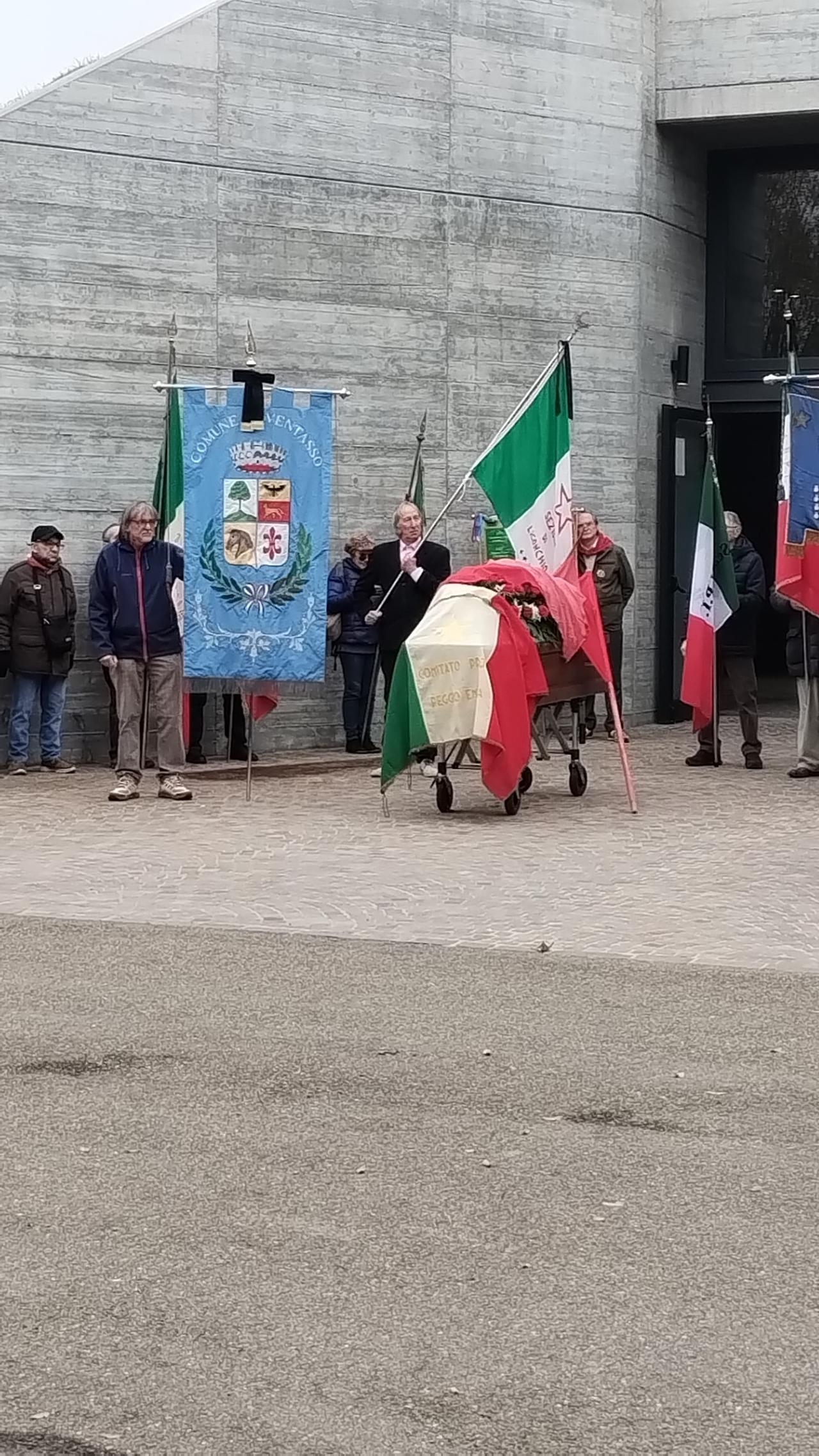 Le bandiere dell’Anpi al funerale del partigiano Willy