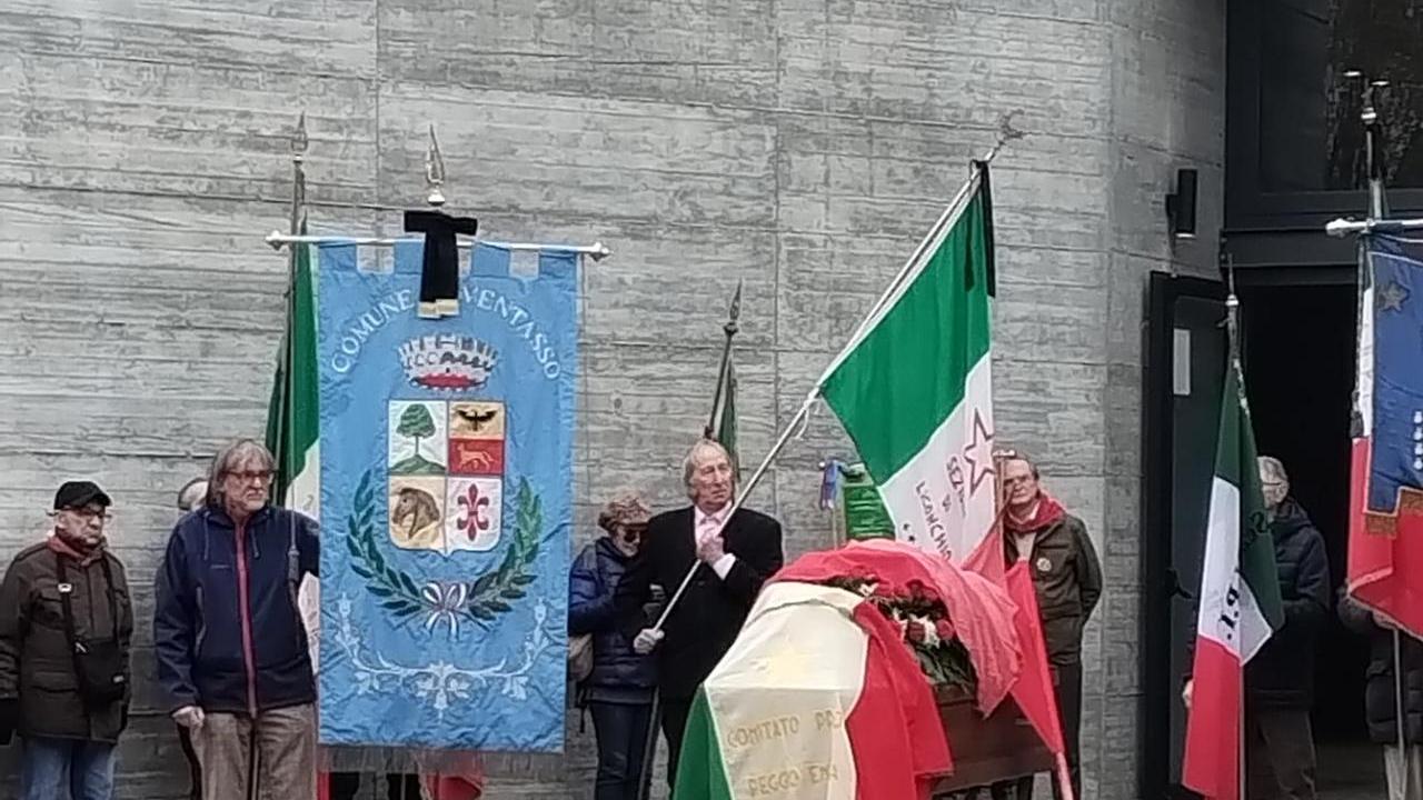 Le bandiere dell’Anpi al funerale del partigiano Willy