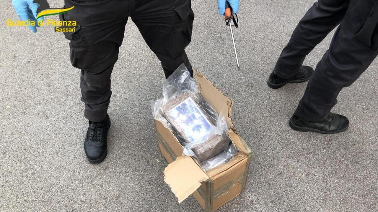 Olbia, sbarca al porto con oltre 30 chili di cocaina nel camion: arrestato