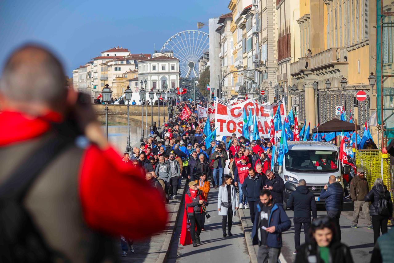 Sciopero generale, qui Firenze: «Siamo in 70mila, Salvini venga a contarci» – Video