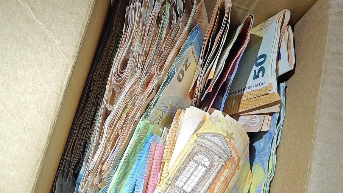 Nascondeva in casa 155mila euro in contanti e droga: arrestato un 52enne