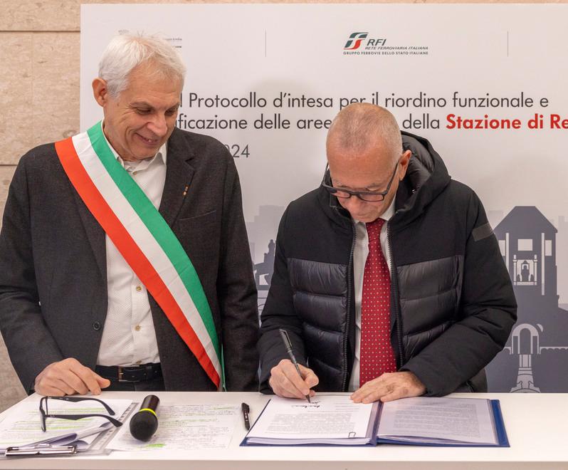 Arriva in stazione a Reggio Emilia il container per i senzatetto