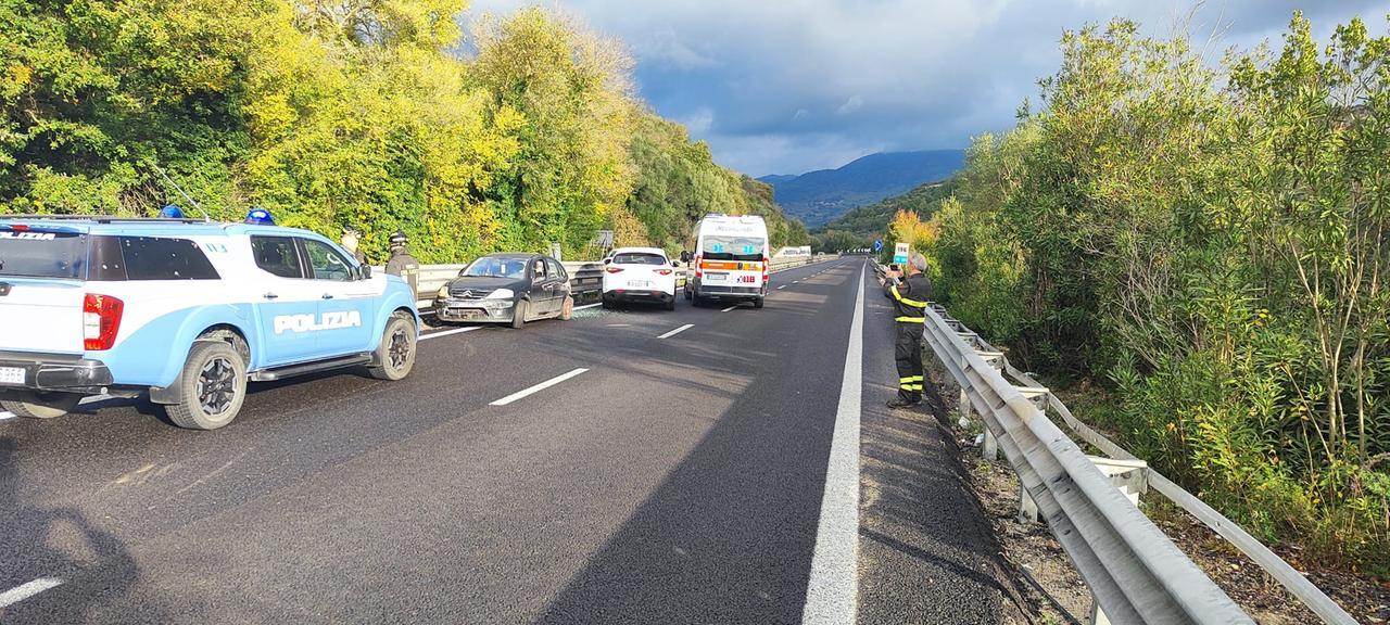 Perde il controllo e va a finire sul guard rail: ferita una donna