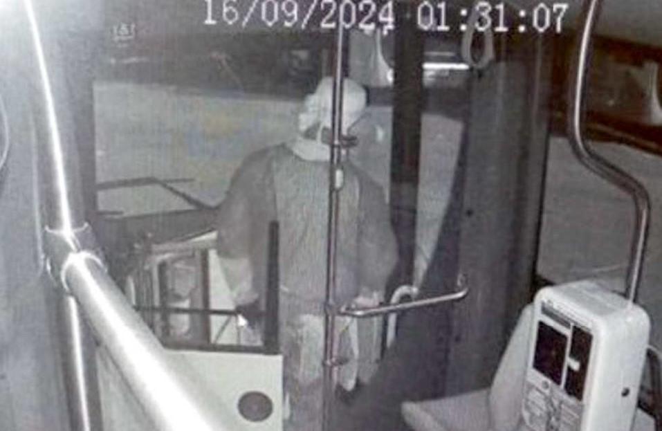 
	L'uomo, con il volto travisato,&nbsp;immortalato dalle telecamere di un autobus durante il sabotaggio

