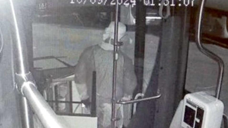 L'uomo, con il volto travisato, immortalato dalle telecamere di un autobus durante il sabotaggio