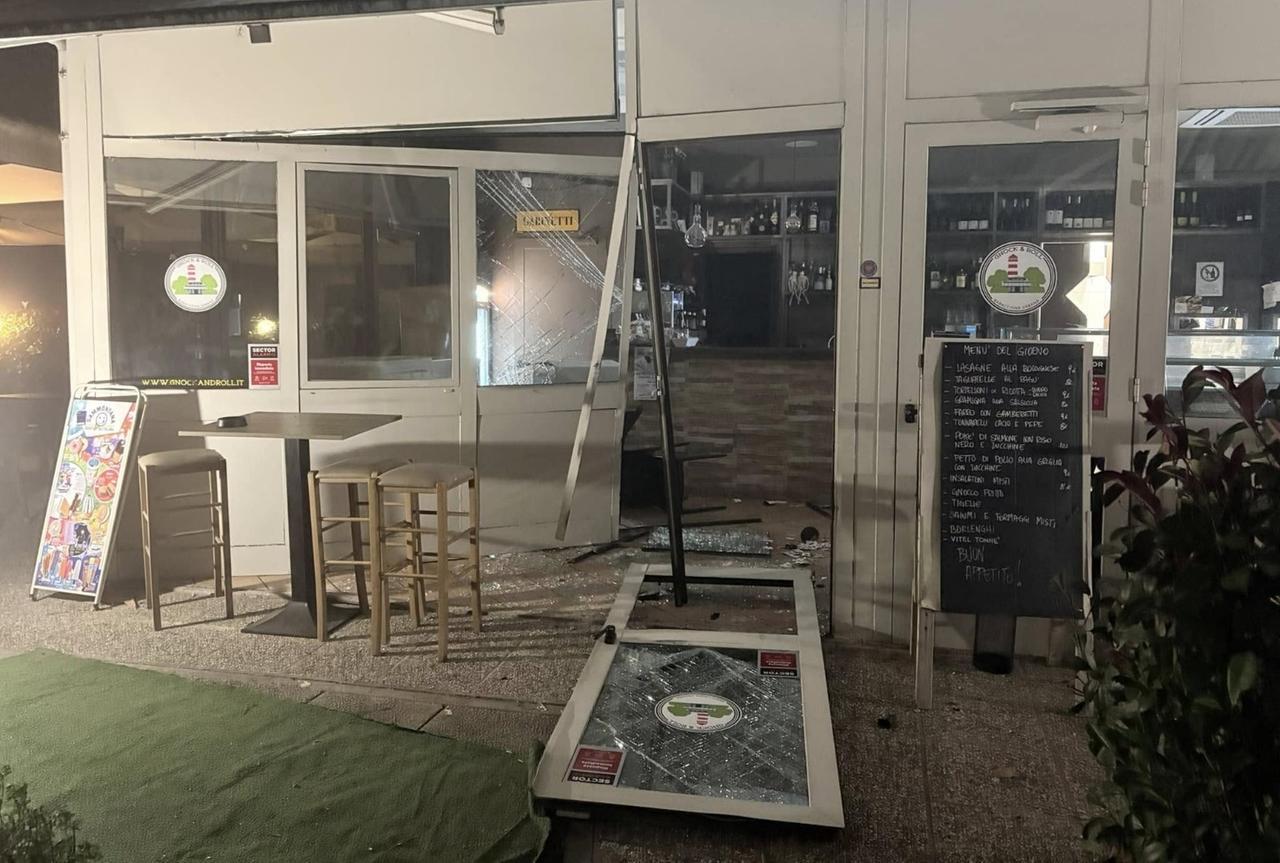 
	La porta d'ingresso della Baracchina Urbana sfondata dai ladri

