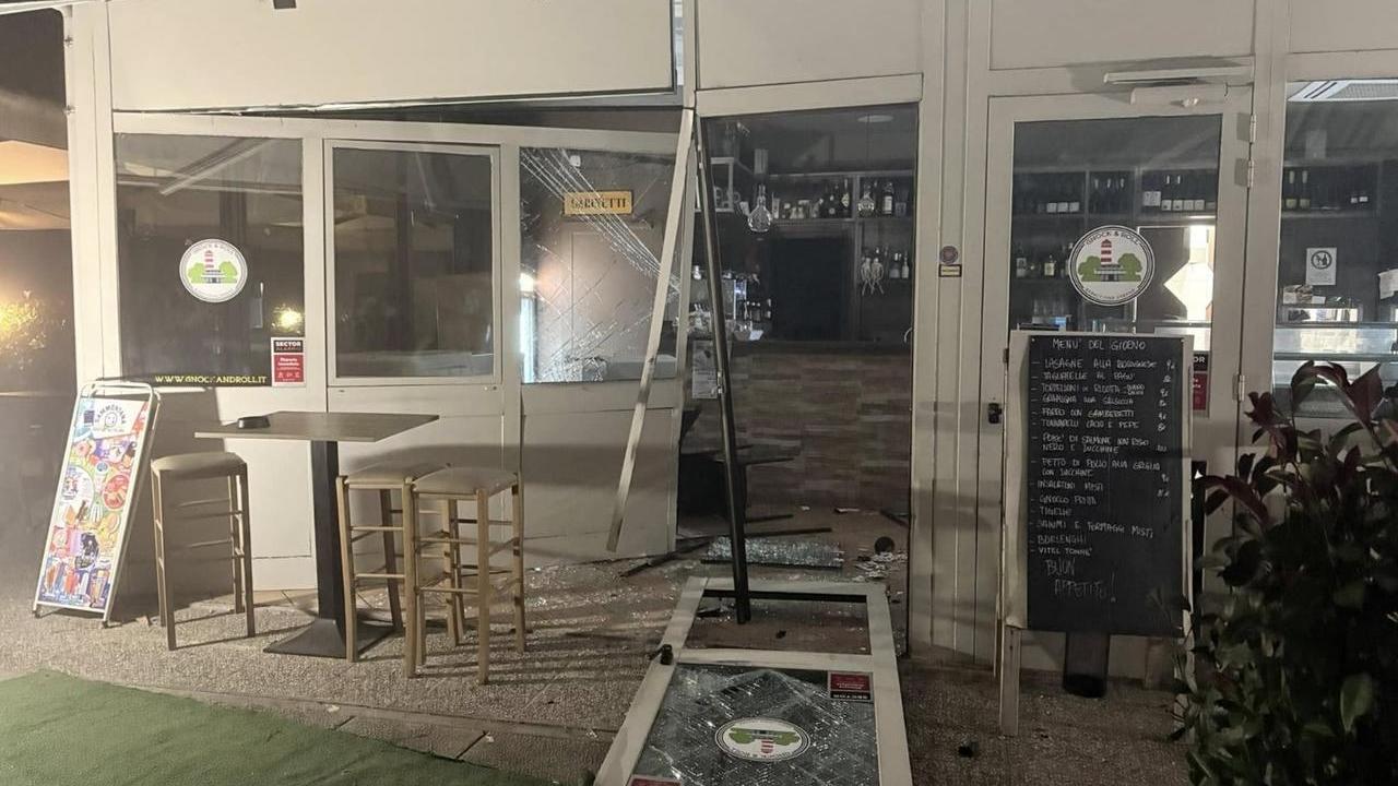 La porta d'ingresso della Baracchina Urbana sfondata dai ladri