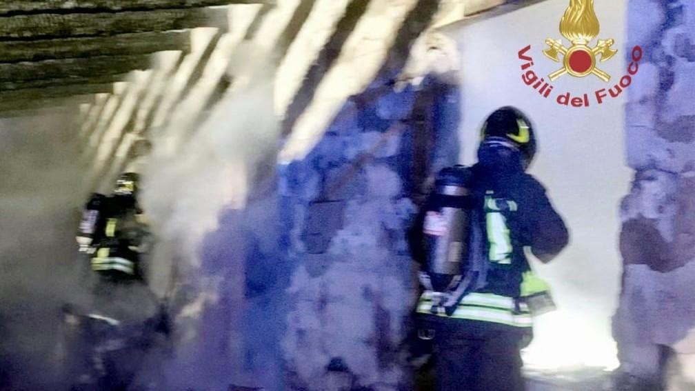 Un incendio manda in cenere un’intera abitazione