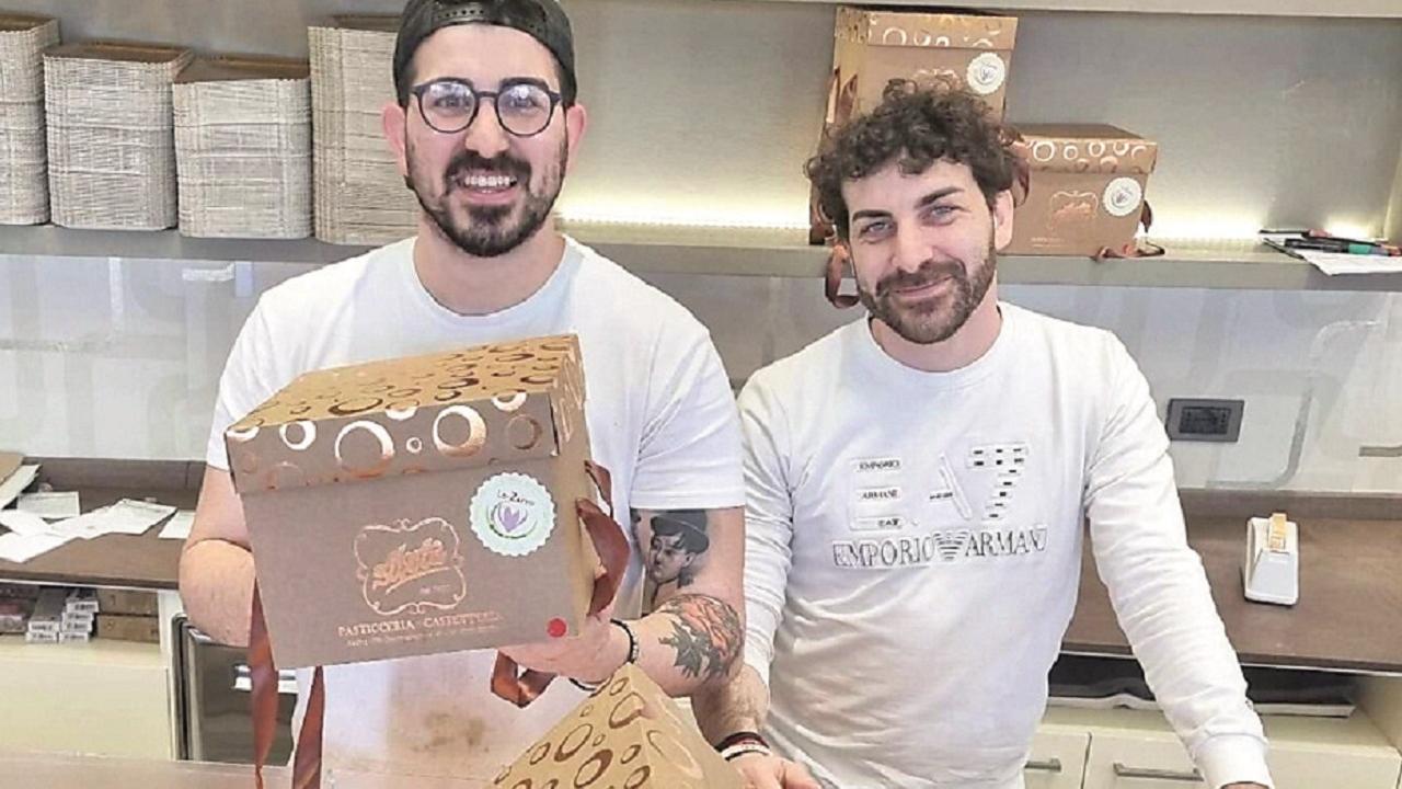 Anthony e Matteo Carciola della pasticceria Silvia con i panettoni ad edizione limitata