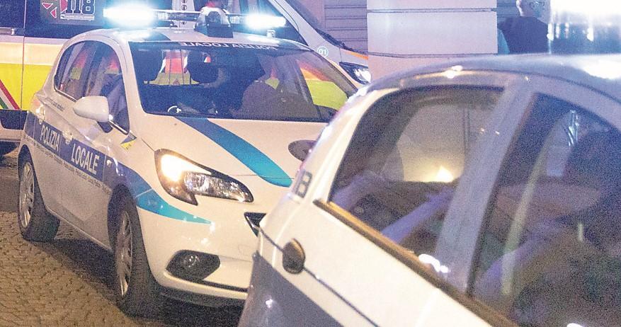 Modena, la tabaccheria di via Emilia Centro anticipa la chiusura: «Abbiamo paura a stare da sole»