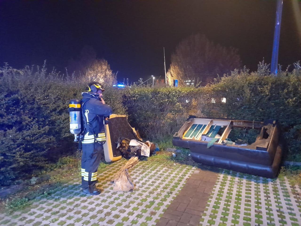 Con la sigaretta dà fuoco al divano, salvato dalla gatta che lo sveglia