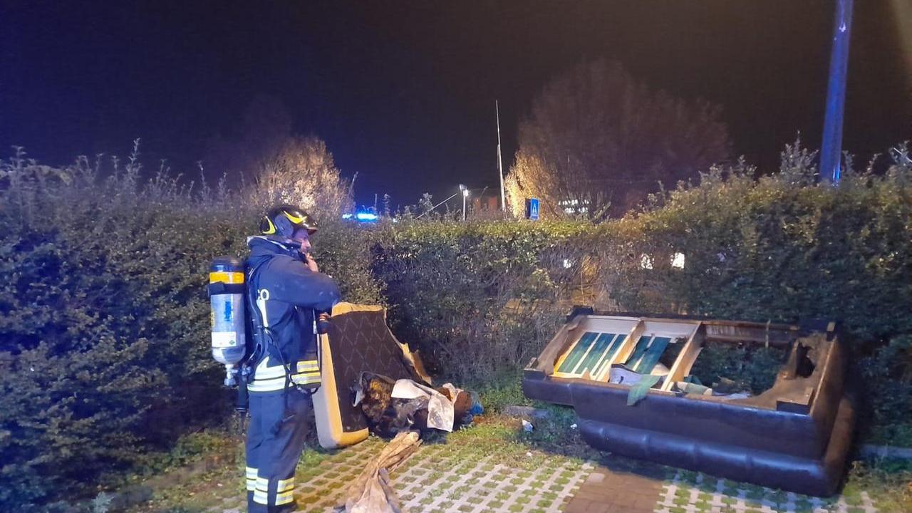 Con la sigaretta dà fuoco al divano, salvato dalla gatta che lo sveglia