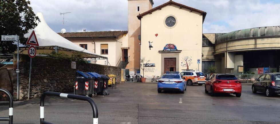 
	Una volante della polizia davanti alla chiesa di Vicofaro

