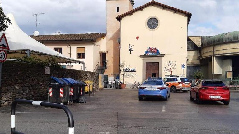 Una volante della polizia davanti alla chiesa di Vicofaro