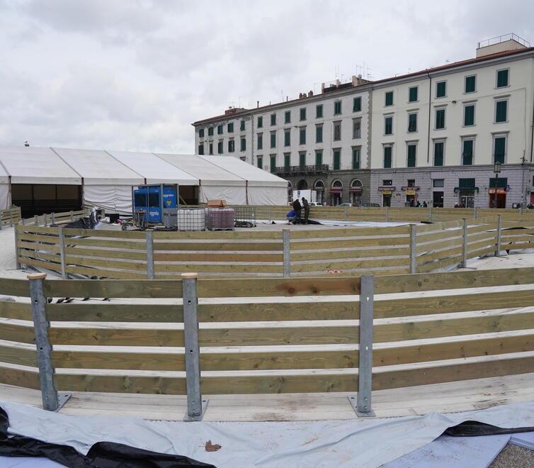 Livorno, niente ruota panoramica: in piazza della Repubblica la pista del ghiaccio a forma di cuore