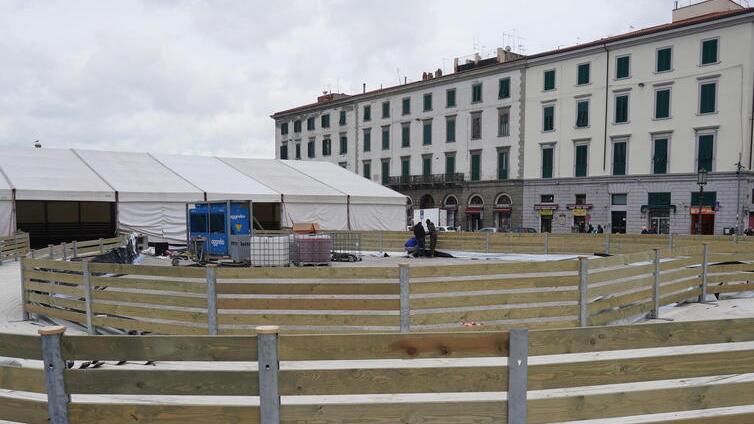 Livorno, niente ruota panoramica: in piazza della Repubblica la pista del ghiaccio a forma di cuore