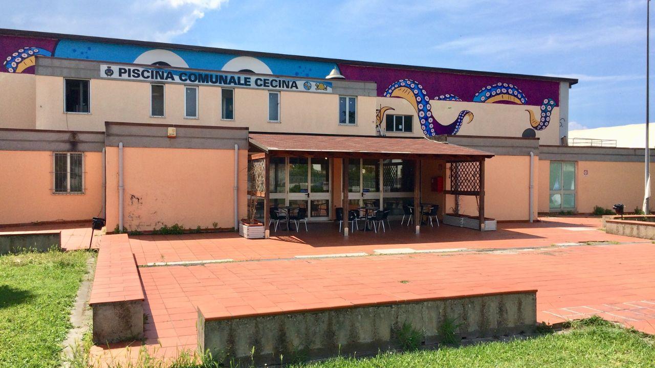La piscina comunale di Cecina che sarà demolita