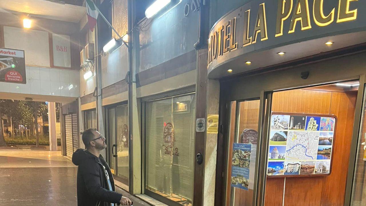 Andrea Romanelli davanti all’hotel La Pace