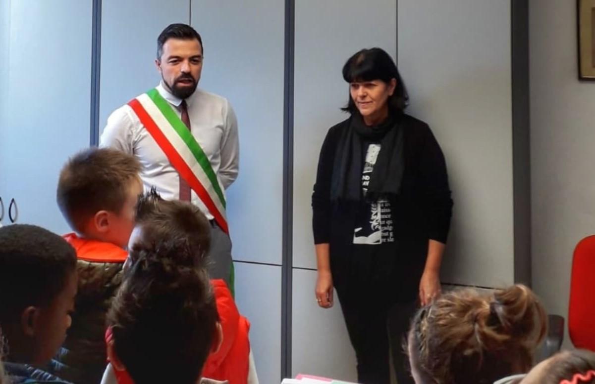 
	Loretta Ferrari con il sindaco Iacopo Lagazzi e i bambini delle scuole

