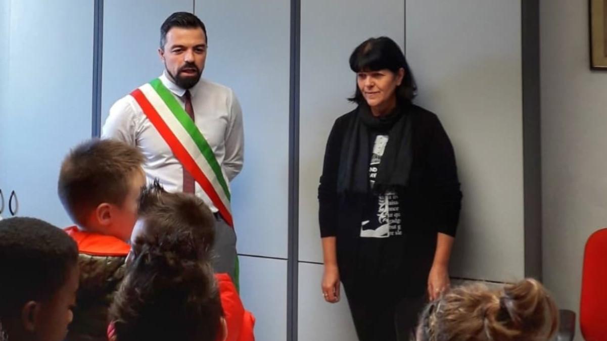 Loretta Ferrari con il sindaco Iacopo Lagazzi e i bambini delle scuole