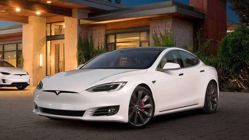 C’era una volta il Porsche Cayenne: ora i cinesi di Prato vanno pazzi per la Tesla