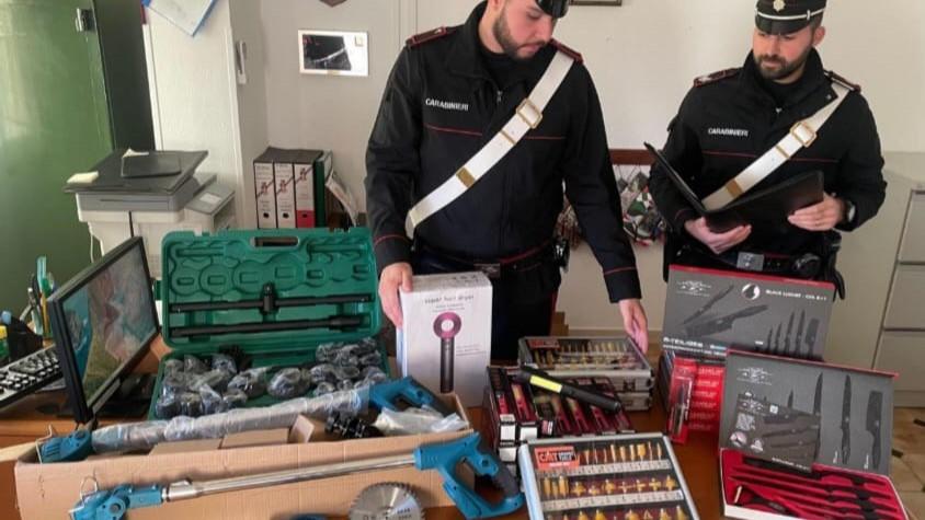 Venditore ambulante di prodotti contraffatti: denunciato