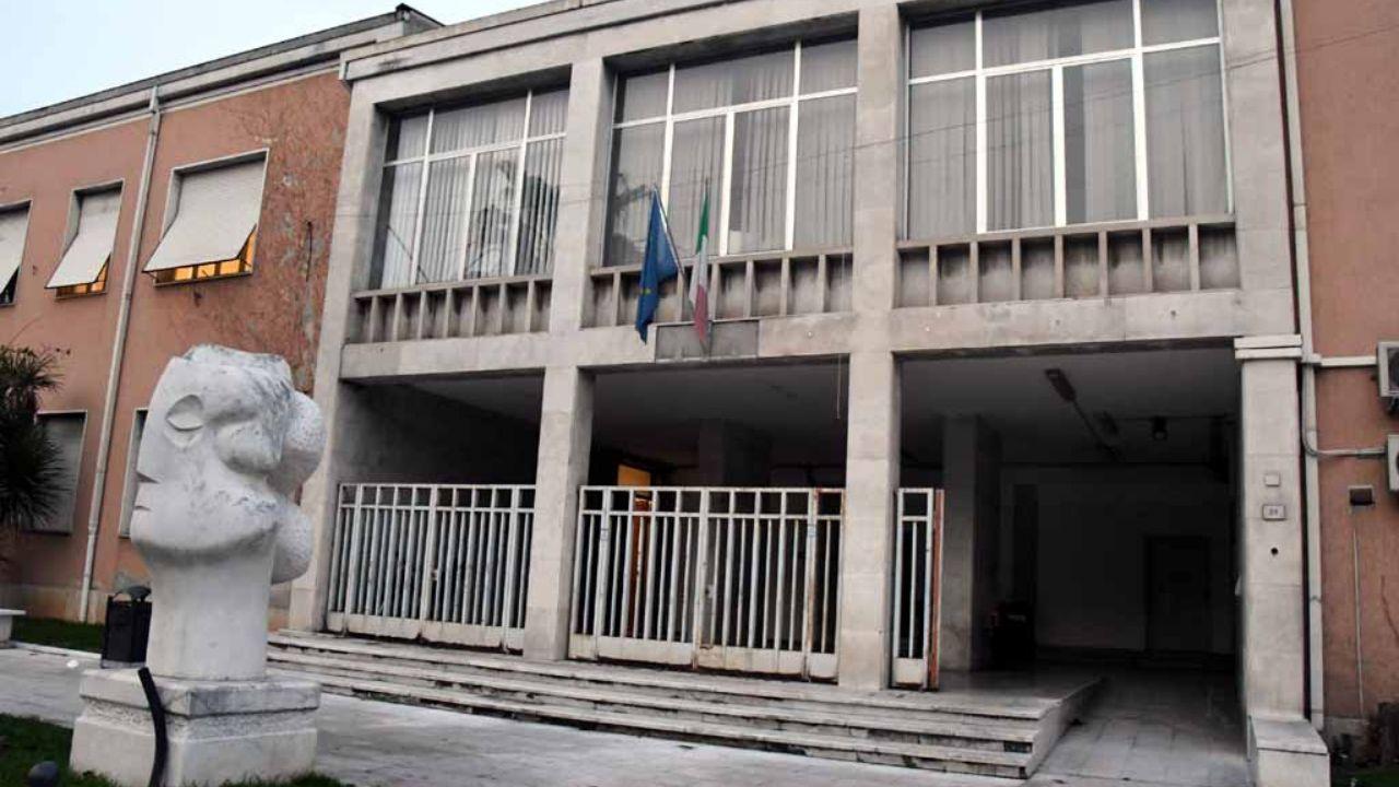 Il portico del Distretto sanitario Asl dove è stato trovato senza vita il clochard