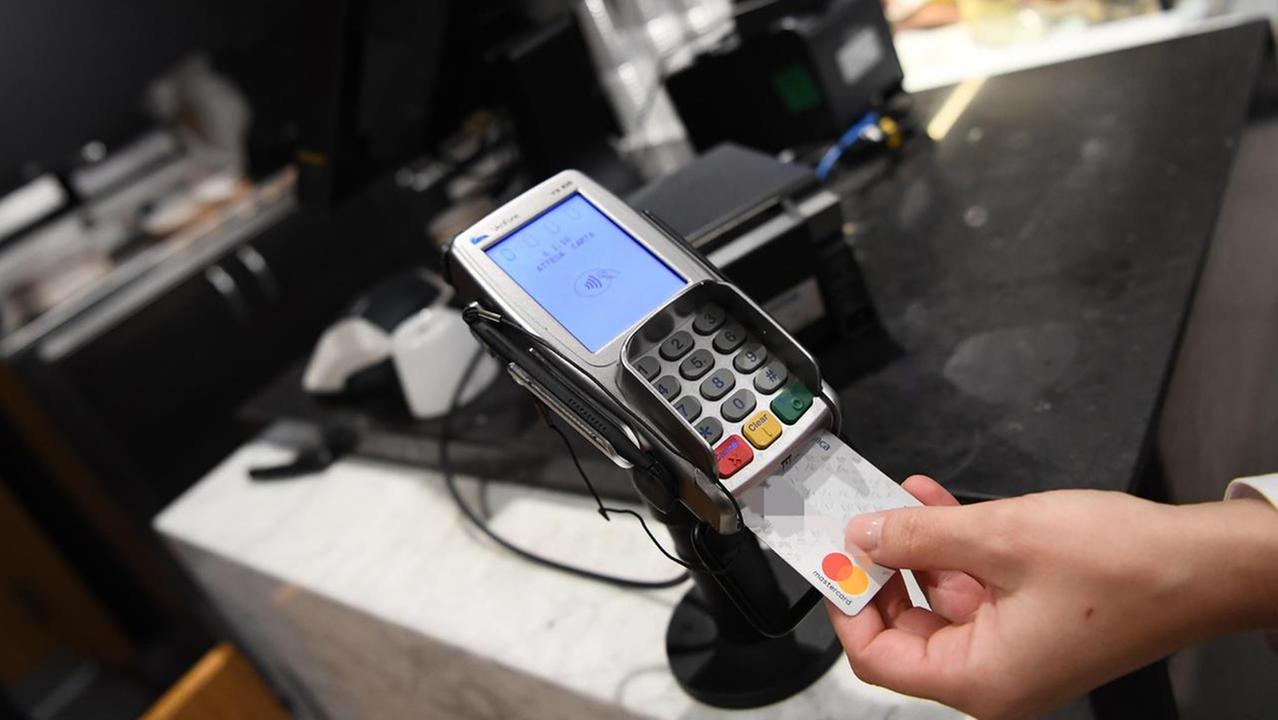 Pos e bancomat in tilt, il venerdì nero: la prima stima delle mancate vendite nei negozi in Italia