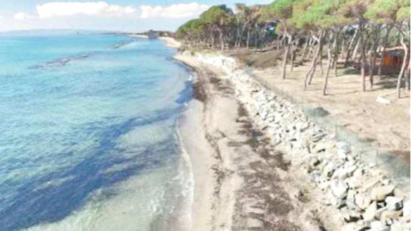 La vista del tratto di spiaggia da Baia Toscana a Torre Mozza