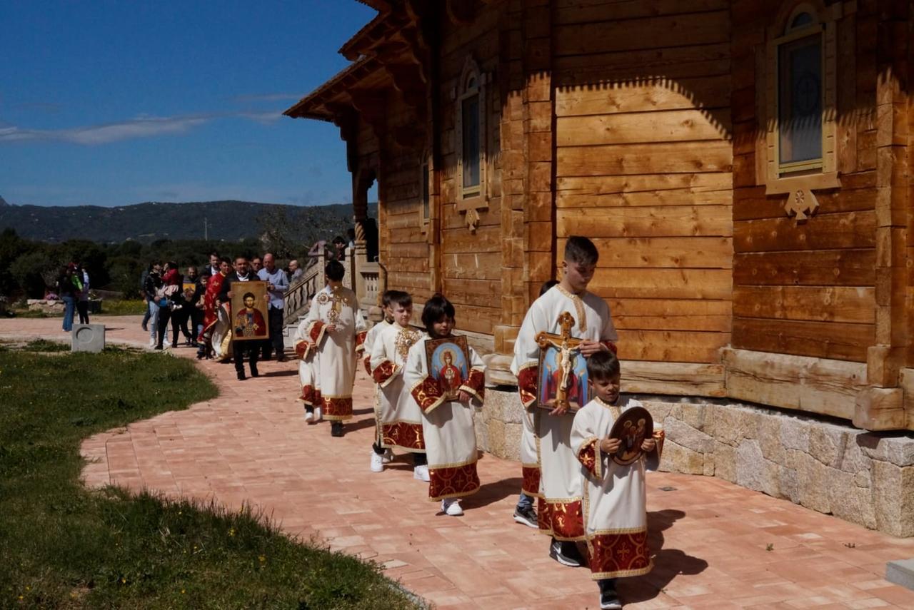 Il rito ortodosso a Olbia raccontato dagli scatti di un 18enne