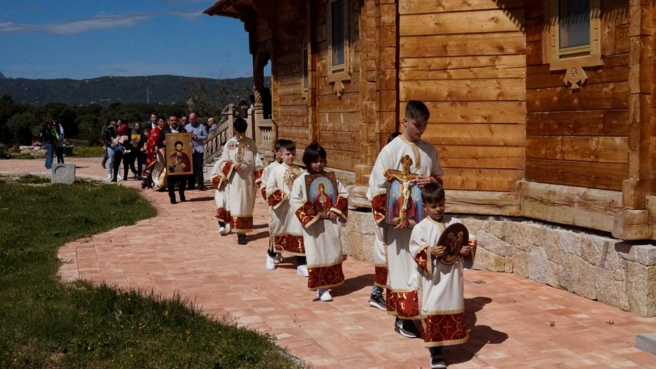 Il rito ortodosso a Olbia raccontato dagli scatti di un 18enne