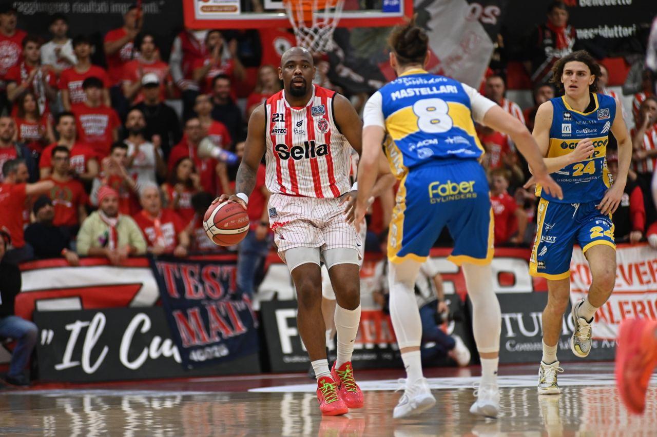 Basket, Cividale ha due marce in più e Cento può solo limitare i danni