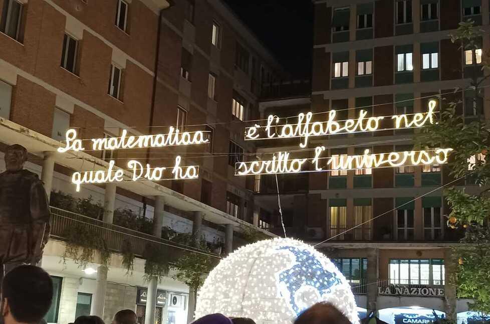Luci di Natale a Pisa: «Quelle due scritte non sono corrette»