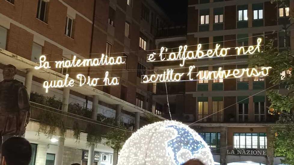 Luci di Natale a Pisa: «Quelle due scritte non sono corrette»