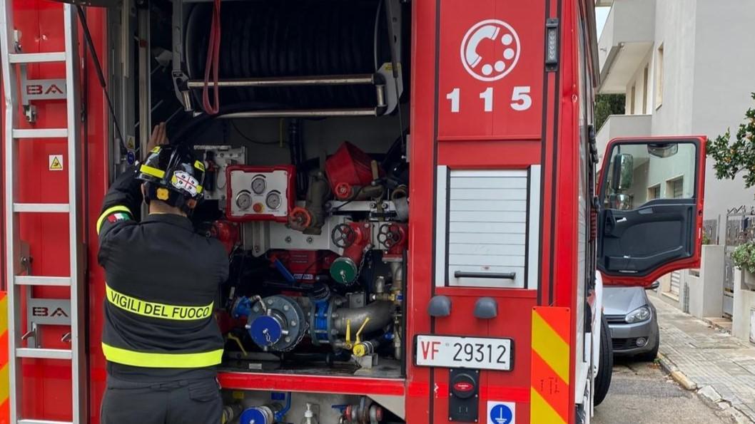 Fiamme in casa: anziano rimane intossicato