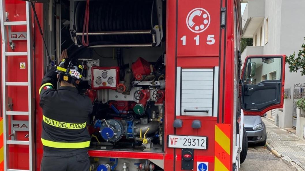 Fiamme in casa: anziano rimane intossicato