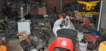 Rifiuti ammassati in un capannone, denunciato il proprietario